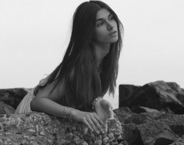 Rising pop sensation Pilar Victoria shares a heartfelt single, ‘Headphones’